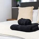 Two Bed In Apartment Leeds (West Yorkshire)