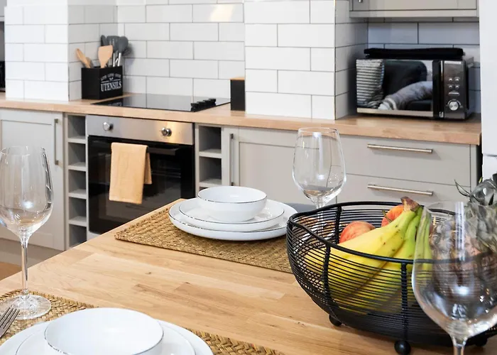 Popular Two Bed In Apartment *